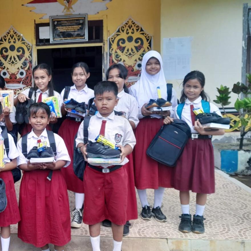 Penyerahan Hadiah/Penghargaan kepada anak-anak pelajar tingkat SD dan SMP yang ada di Desa Pak Utan